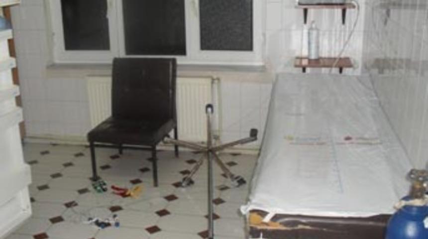 Arap turist hemşirenin kafasında saat kırdı