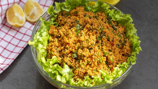 Çay saatlerinin vazgeçilmezi kısır tarifi! 10 dakikada hazırlanan tam ölçülü kısır nasıl yapılır?