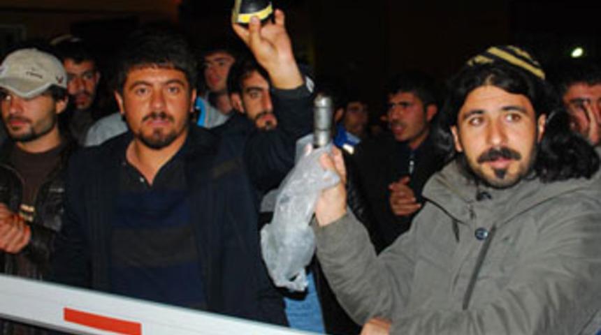 Erkeklerin kızlar yurdu isyanı