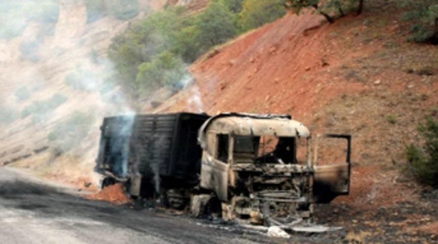 Bomba yüklü TIR imha edildi