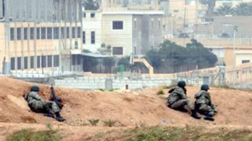 Asker siperde Suriye'yi izliyor