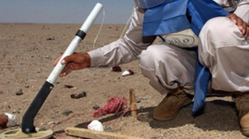 Savaşta döşediği mayınları temizliyor