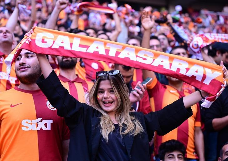 Şampiyonluk kutlamasında Galatasaray taraftarından dikkat çeken pankart! - 3. Resim