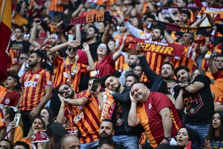 Şampiyonluk kutlamasında Galatasaray taraftarından dikkat çeken pankart! - 4. Resim