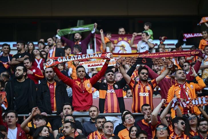 Şampiyonluk kutlamasında Galatasaray taraftarından dikkat çeken pankart! - 5. Resim