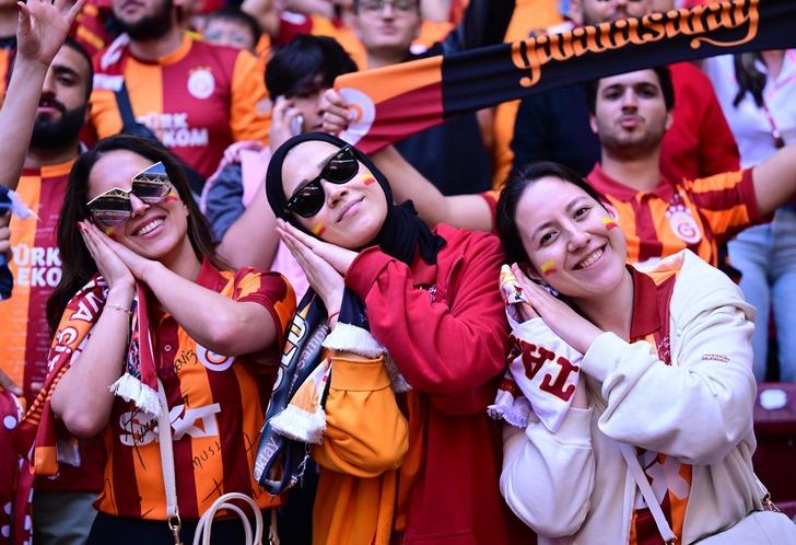 Şampiyonluk kutlamasında Galatasaray taraftarından dikkat çeken pankart! - 6. Resim