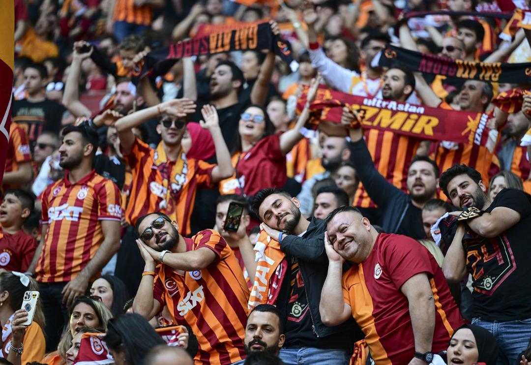 Galatasaray'ın şampiyonluk kutlamasında dikkat &ccedil;eken pankart!