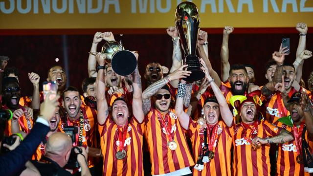 Galatasaray kupasına kavuştu... Ali Sami Yen Spor Kompleksi Rams Park'ta yer gök sarı kırmızı! 