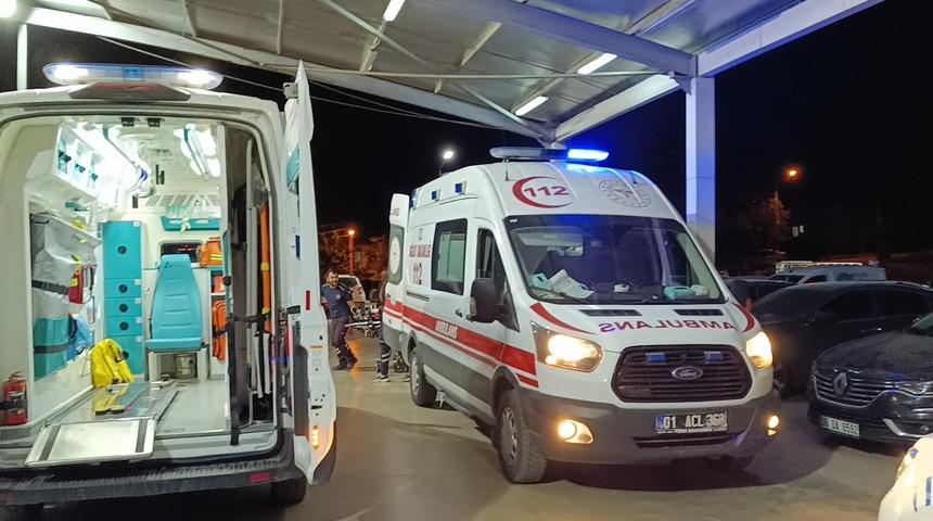 Adana'da devrilen otomobildeki 5 kişi yaralandı