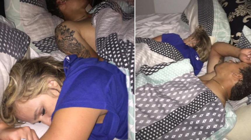 Eve geldiğinde sevgilisini başka bir adamla yatakta uyurken buldu! Hiçbir şey yapmadan sadece selfie çekilip evi terk etti... İfşası sosyal medyada tartışma yarattı