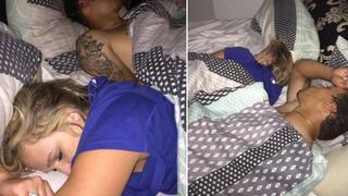 Eve geldiğinde sevgilisini başka bir adamla yatakta uyurken buldu! Hiçbir şey yapmadan sadece selfie çekilip evi terk etti... İfşası sosyal medyada tartışma yarattı