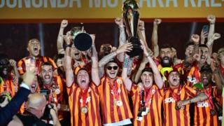 Takımdan ayrılıp ayrılmayacağı merak ediliyordu! Kutlamalarda yaptığı hareket olay oldu... 'Veda etti'