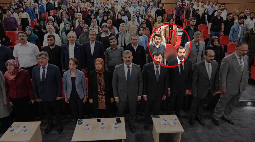 Üniversite bu fotoğrafı servis edince açığa alındı! İstiklal Marşı'nda ayağa kalkmayan akademisyene soruşturma