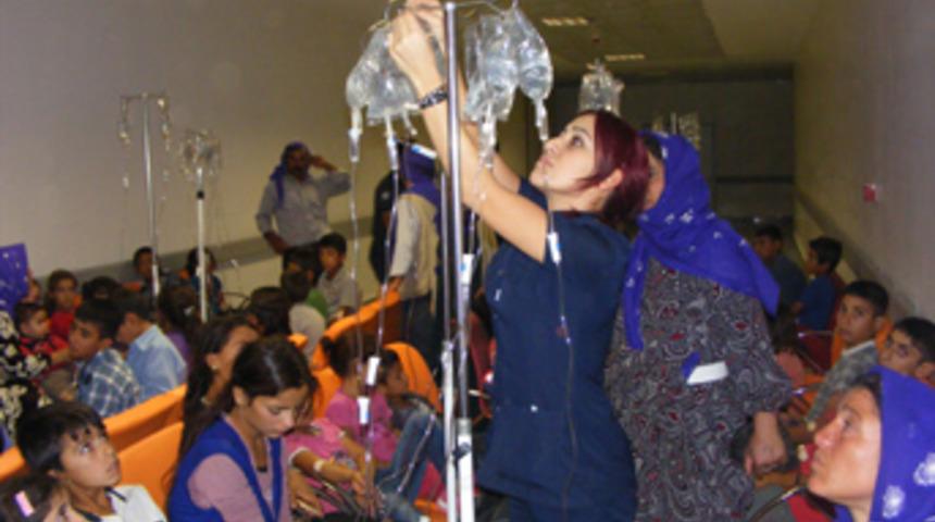 300 &ouml;ğrenci yedikleri yemekten zehirlendi