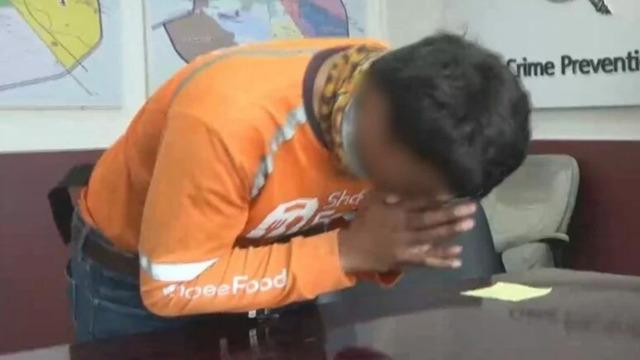 Garsonun kalçasına dokunarak taciz etti! Pişkin savunması 'pes' dedirtti: Eteğindeki tozu alıyordum 