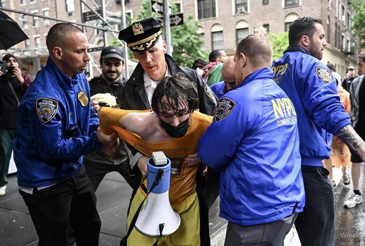 ABD'DEKİ G&Ouml;STERİLERE POLİSTEN SERT M&Uuml;DAHALE