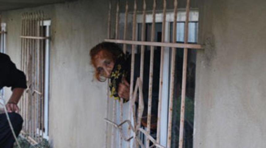 Kafası pencere demirine sıkıştı