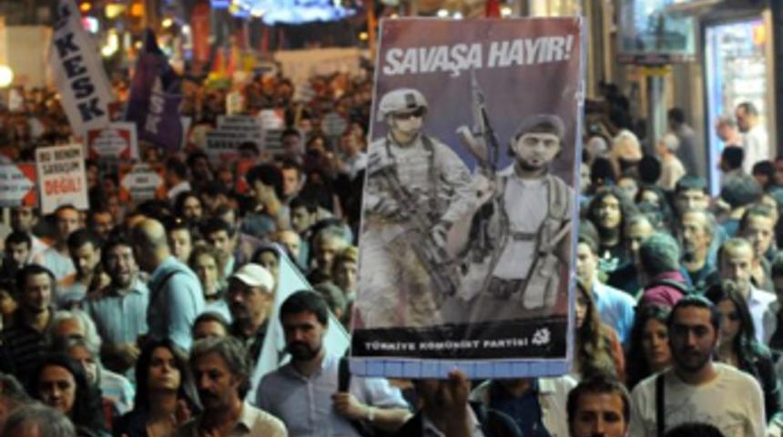 Taksim'de 'tezkere' protestosu