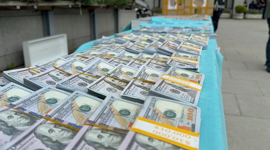 Tam bir buçuk milyon dolar! İstanbul'da suçüstü yakalandı, tüm para ele geçirildi