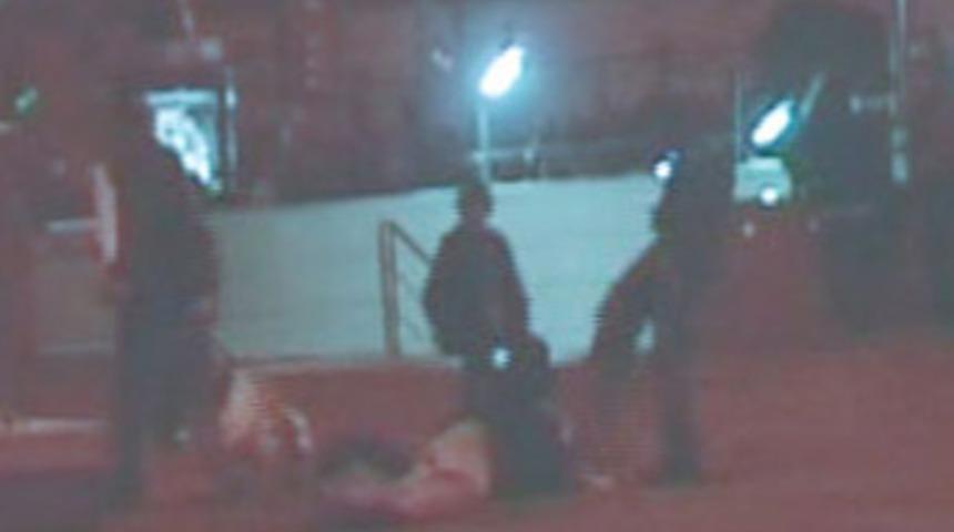 Yaşlı adamı Taksim'in ortasında dövdüler