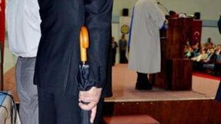 Bakan'ı korumak için şemsiye ile geldiler!