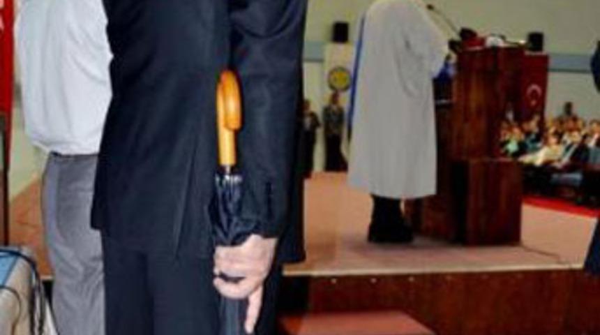 Bakan'ı korumak için şemsiye ile geldiler!