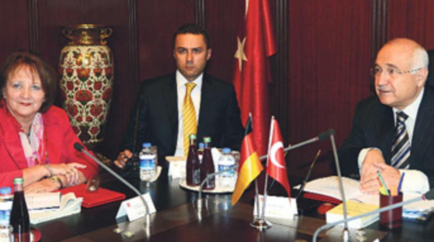 Cemil &Ccedil;i&ccedil;ek'ten Alman Bakan'a sert tepki