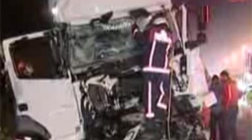 Yolcu minib&uuml;s&uuml; ile TIR &ccedil;arpıştı: 1 &ouml;l&uuml;, 7 yaralı