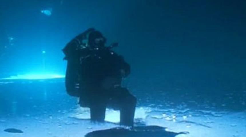 Bu adamlar buzların altına ne yapıyor?