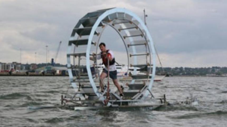 Denizi y&uuml;r&uuml;yerek ge&ccedil;meye &ccedil;alıştı!