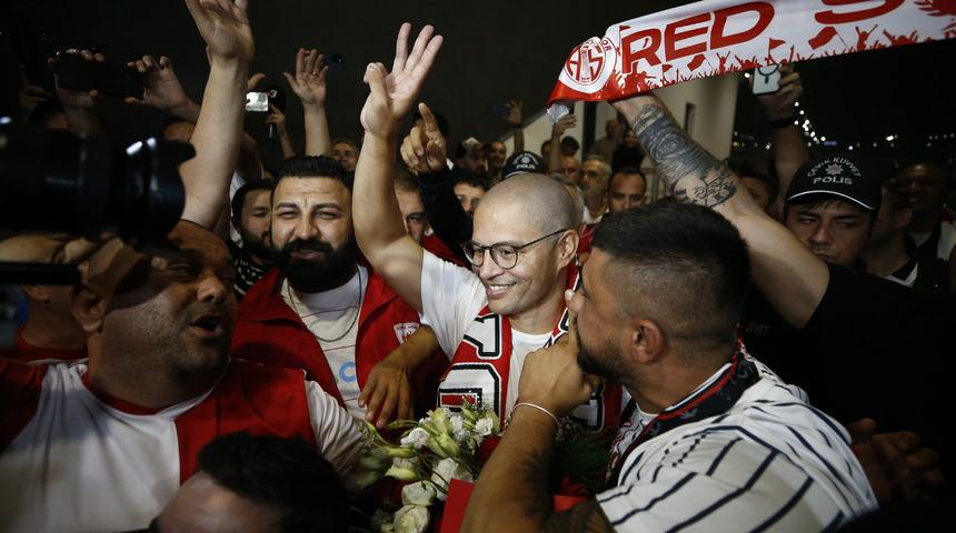 Bitexen Antalyaspor'un yeni teknik direktörü Alex de Souza'ya havalimanında coşkulu karşılama! 