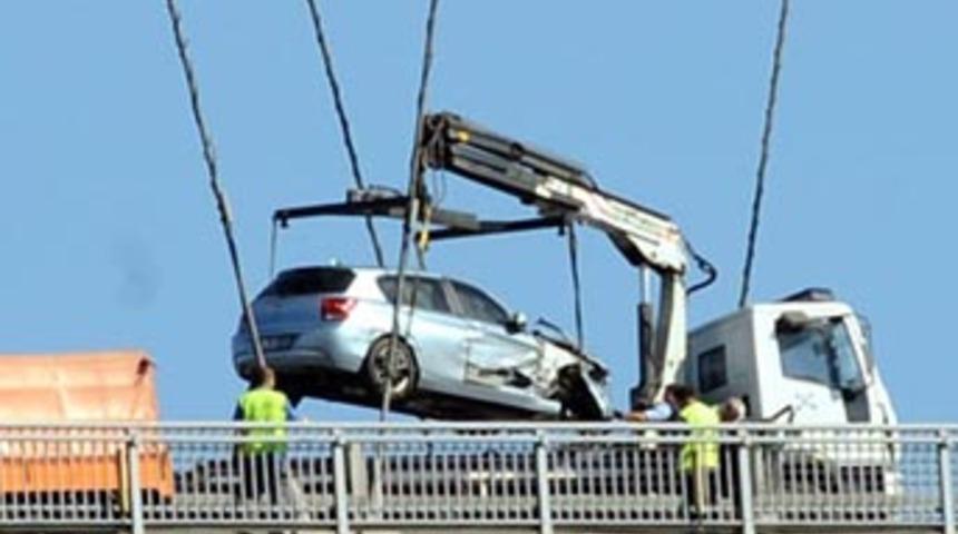 K&ouml;pr&uuml;de kaza yapan s&uuml;r&uuml;c&uuml; aşağı atladı