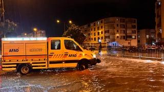 Amasya'da sağanak su baskınlarına neden oldu