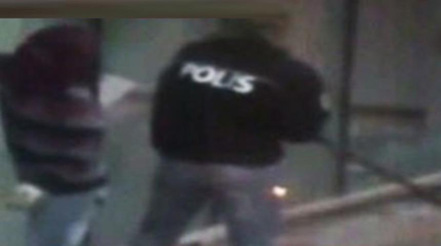 Polis montu giyip rekt&ouml;rl&uuml;ğe saldırdılar