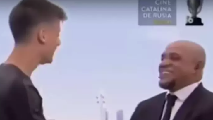 Arda Güler Roberto Carlos ile karşılaştı, efsane isim milli yıldızı yaptığıyla şaşkına çevirdi!