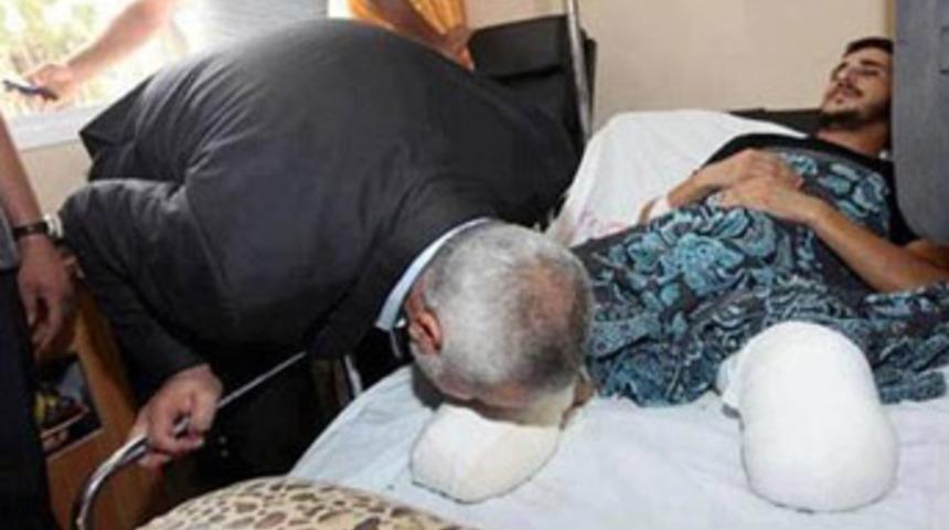 Vatandaşının ayağını öptü