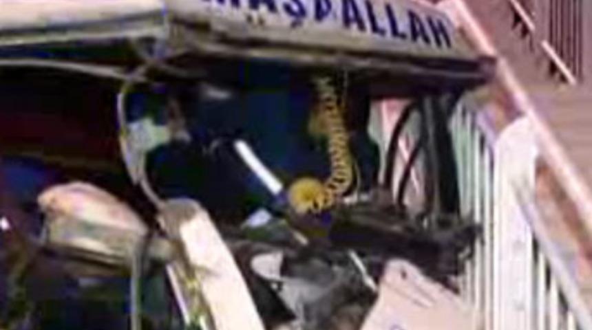 Sürücü kamyonun içine sıkıştı