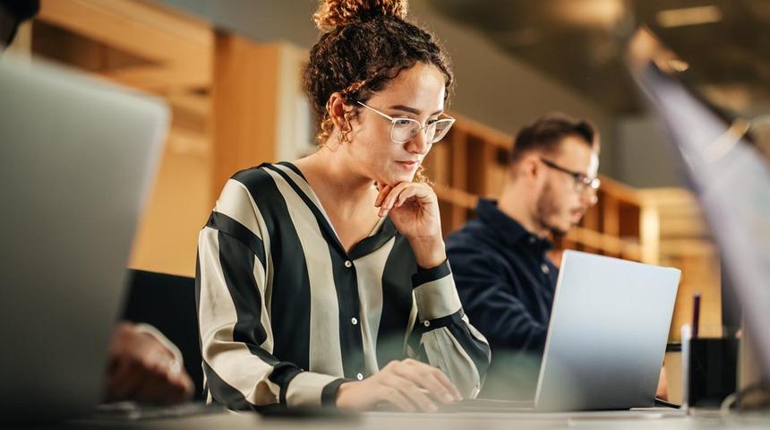 Sürekli oturarak çalışanlar dikkat! Risk artıyor