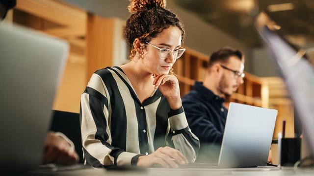 Sürekli oturarak çalışanlar dikkat! Risk artıyor