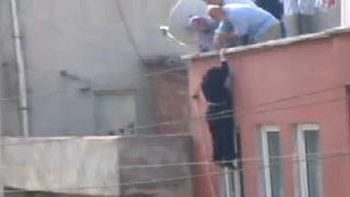 Terastan kız sarkıtma!