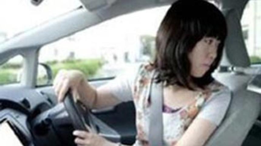 Optik kamuflaj sayesinde araba park etmek