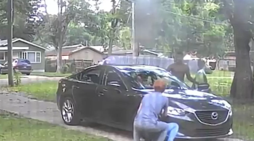 Dehşet anları güvenlik kamerasında yansıdı! Hırsızlar içinde çocuk olduğunu fark etmeden arabayı çalmaya çalıştılar... Engellemeye çalışan aileyi yaylım ateşine tuttular