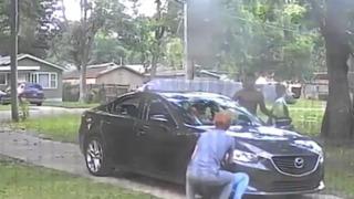 Dehşet anları güvenlik kamerasında yansıdı! Hırsızlar içinde çocuk olduğunu fark etmeden arabayı çalmaya çalıştılar... Engellemeye çalışan aileyi yaylım ateşine tuttular