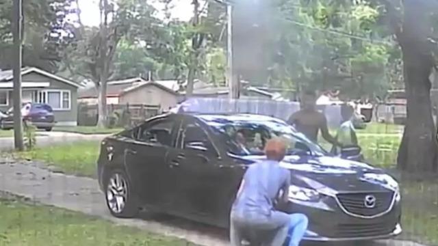 Dehşet anları güvenlik kamerasında yansıdı! Hırsızlar içinde çocuk olduğunu fark etmeden arabayı çalmaya çalıştılar... Engellemeye çalışan aileyi yaylım ateşine tuttular