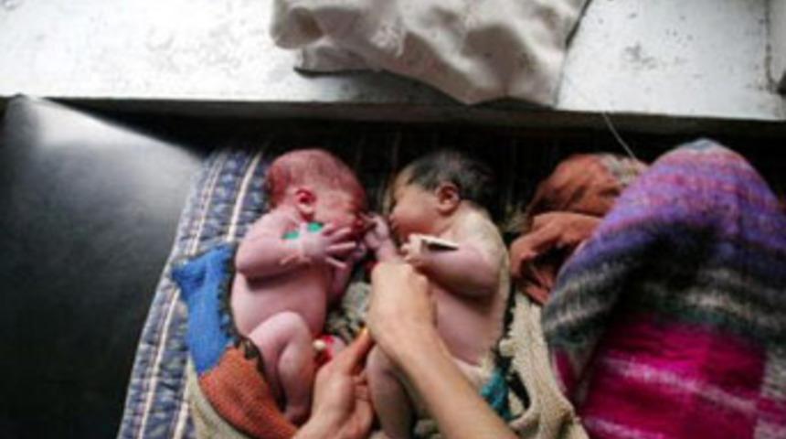 61 yaşında ikiz doğurdu