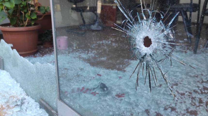 İstanbul'da aynı gece 3 emlakçı dükkanına saldırı! Sabah geldiklerinde kurşun deliklerini gördüler