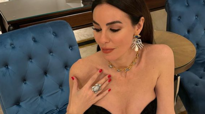 Defne Samyeli çorap üstü body kombini dillere düştü! 'Eteğini giymeyi unutmuş'  