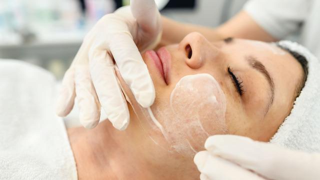 Peeling nedir, çeşitleri nelerdir? Peeling nasıl uygulanır? Peeling faydaları ve zararları