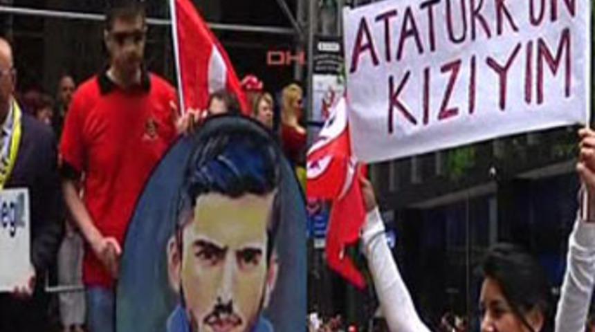 New York sokakları kırmızı beyaza b&uuml;r&uuml;nd&uuml;