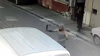 Elinde satırla sokağa indi, yoldan geçenlere saldırdı! Korku dolu anlar kamerada